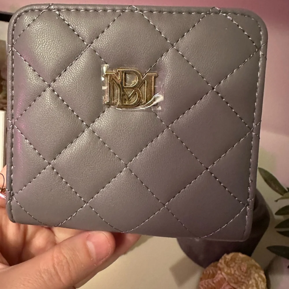 Badgley Mischka Vegan Leather Gray Quilted Wallet | NWT‎